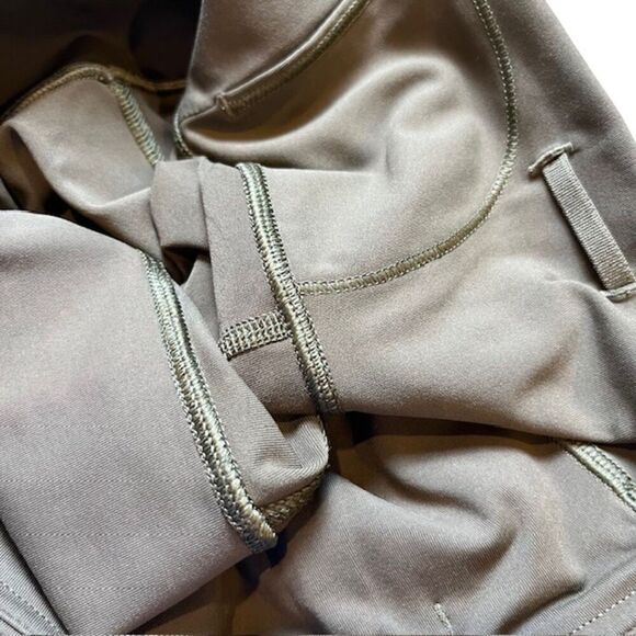 Lululemon Outrun 17" Crop Military Green Size 6 - Picture 12 of 13